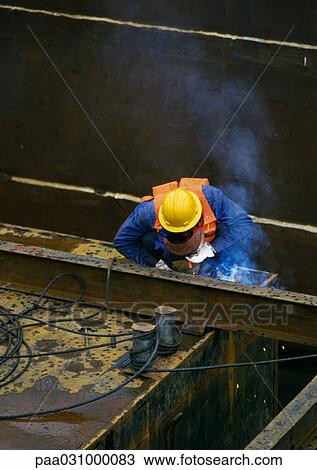 溶接工 身に着けていること 保護のマスク 上に 建築現場 ストックイメージ Paa Fotosearch