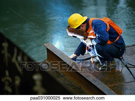 溶接工 身に着けていること 溶接の マスク かがむ そして 溶接 ガード ストックフォト 写真素材 Paa Fotosearch