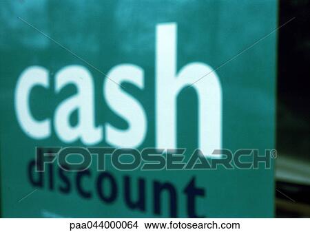 Picture - Cash discount text on sign, close-up. Fotosearch