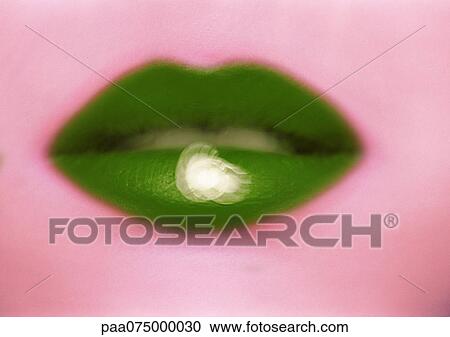 女 身に着けていること 緑 口紅 そして ピンク 顔 メーキャップ 終わり の Mouth ストックイメージ Paa Fotosearch
