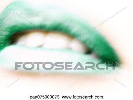 女 身に着けていること 緑 口紅 終わり の 口 Blurred ストックイメージ Paa Fotosearch