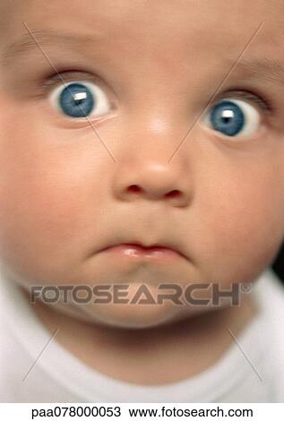 Bebe Regarder Appareil Photo A Yeux Grand Ouvert Fin Haut Banque D Image Paa Fotosearch