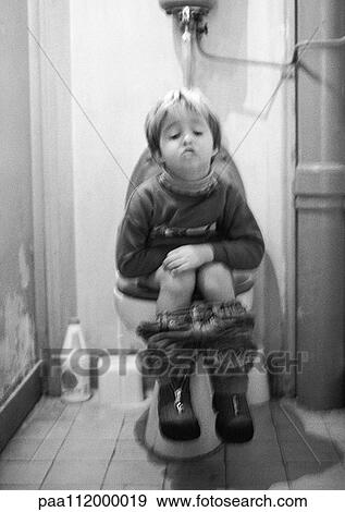 Kleines mädchen, sitzen toilette, b&w Stock Foto | paa112000019