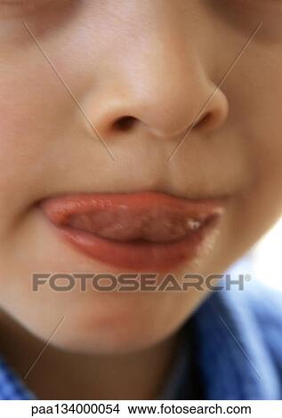 子供 唇をなめる クローズアップ の Mouth ピクチャー Paa Fotosearch