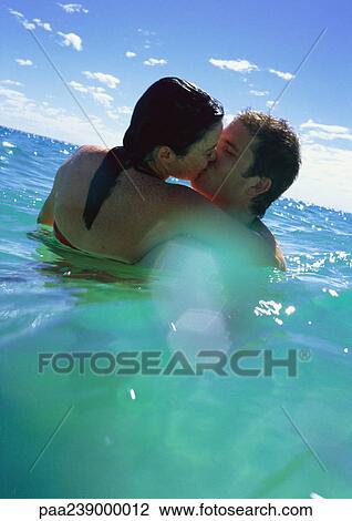 偶力がキスする 中に 海 ストックイメージ Paa Fotosearch
