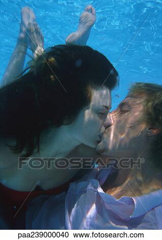 偶力がキスする 水中 ストックイメージ Paa Fotosearch