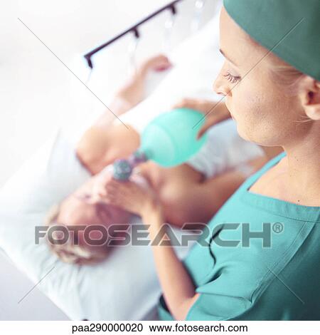 女性の医者 保有物 酸素マスク 上に 患者の 顔 高い 角度 眺め ストックイメージ Paa Fotosearch