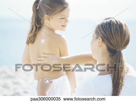 女 摩擦 Sunscreen に 女の子 背中 ストックフォト 写真素材 Paa Fotosearch