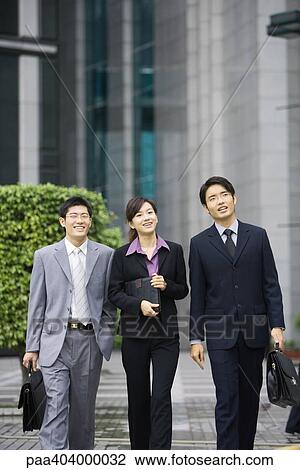 ３ 若い経営者 並んで歩くこと ストックイメージ Paa Fotosearch