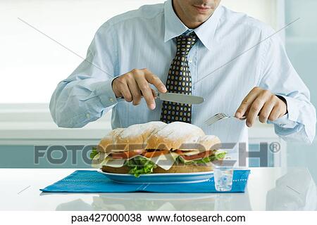 人 食べること 大きい サンドイッチ で ナイフ と フォーク 写真館 イメージ館 Paa Fotosearch