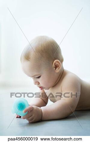 裸である 赤ん坊 うつ伏せに寝る 保有物 おもちゃ ウエストアップ 写真館 イメージ館 Paa Fotosearch