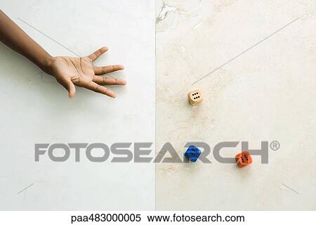 子供 投げる さいころ 切り取った 光景 の 手 ストックフォト 写真素材 Paa Fotosearch