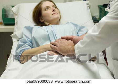 الطبيب مريض مريح إلى داخل مستشفى ألبوم الصور Paa589000033 Fotosearch