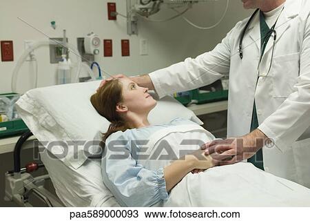 الطبيب مريض مريح إلى داخل مستشفى ألبوم الصور Paa589000093 Fotosearch