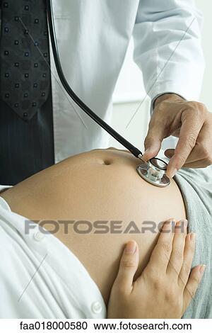 医者 聞くこと へ 妊娠した 女性 胃 で 聴診器 ストックイメージ Faa Fotosearch