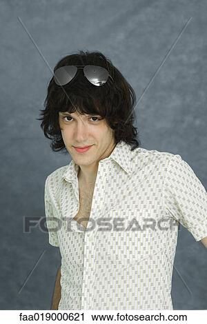 １０代少年 サングラスをかける の上 頭 微笑 カメラにおいて 肖像画 ストックイメージ Faa Fotosearch
