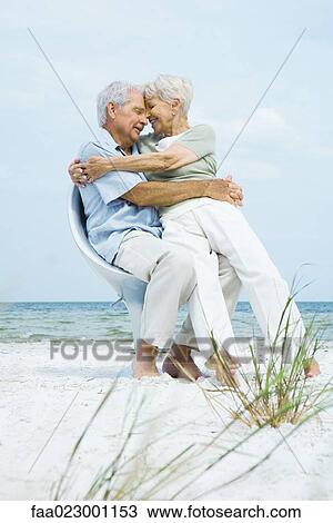 年長の カップル 椅子の着席 一緒に 上に 浜 で 額 感動的である 女性の モデル 上に 人 ひざ ストックイメージ Faa Fotosearch