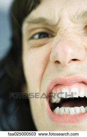ティーンエージャーの少年 歯をむき出す カメラを見る 極端なクローズアップ ストックイメージ Faa Fotosearch