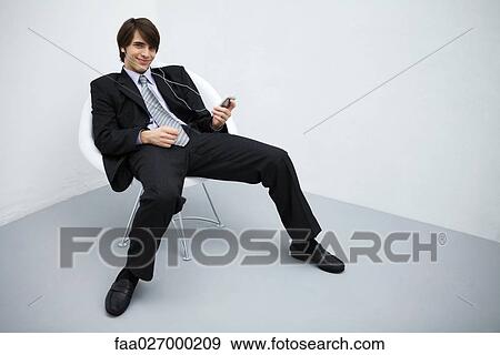 若者 中に スーツ もたれて座る 椅子 聞くこと へ Mp3 プレーヤー 微笑 カメラにおいて 丈いっぱいに 写真館 イメージ館 Faa Fotosearch