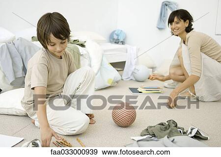 母 と 息子 しゃがみこむ きれいになるため の上 きたない部屋 写真館 イメージ館 Faa Fotosearch