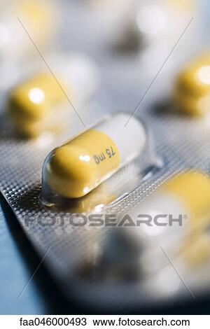 Stock Image - Blister pack containing capsules of an antiviral drug (a neuraminidase inhibitor) used to treat H1N1 flu. Fotosearch