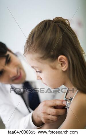 小児科医 聞くこと へ わずかしか 女の子 胸 で 聴診器 ストックフォト 写真素材 Faa Fotosearch