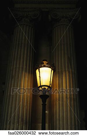 مصباح الشارع أيضا عمود ليل At د ص ت ح ي ألبوم الصور Faa026000432 Fotosearch