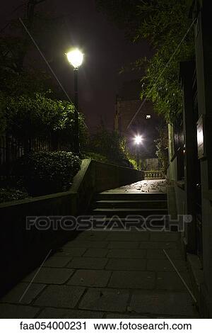 درج أضاء أضاء بجانب مصابيح الشارع مونتمارتر باريس فرنسا ألبوم الصور Faa054000231 Fotosearch