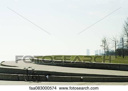 Picture - American park by the lake, Lincoln Park. Fotosearch
