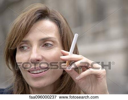 女 喫煙 電子 タバコ 写真館 イメージ館 Faa Fotosearch
