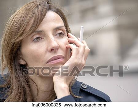 女 喫煙 電子 タバコ 屋外で ストックフォト 写真素材 Faa Fotosearch