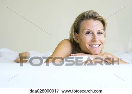 女 うつ伏せに寝る ベッドで 微笑 カメラにおいて 写真館 イメージ館 Daa Fotosearch