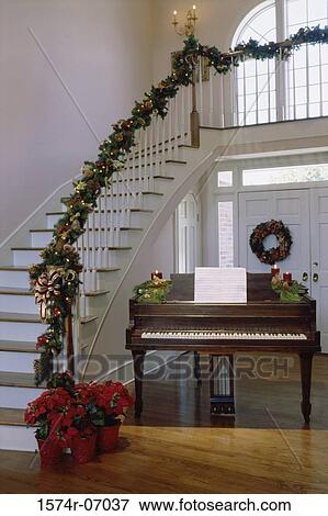 クリスマスの 装飾 上に A 階段 手すり 写真館 イメージ館 1574r Fotosearch
