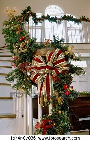 クリスマスの 装飾 上に A 階段 手すり 画像コレクション 1574r Fotosearch