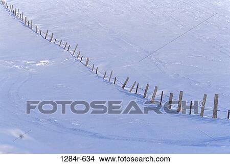 Picture - Wooden fence in a snow covered landscape, Idaho, USA. Fotosearch