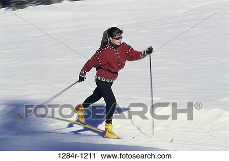 Stock Image - Young woman skiing, Sun Valley, Idaho, USA. Fotosearch