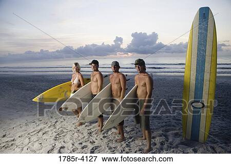 サーファーの 男 そして 女の子 ポーズを取る 上に 浜 において 日の出 で サーフボード 写真館 イメージ館 1785r 4127 Fotosearch