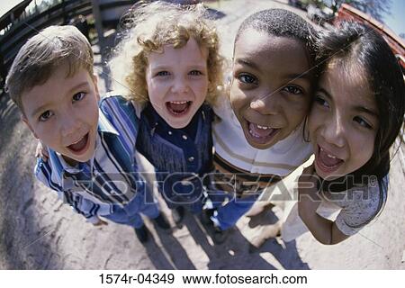 Arquivo Fotográficos - retrato, de, um, grupo crianças, sorrindo. Fotosearch - Busca de Imagens Fotográficas, Cartazes, e Fotos Clipart