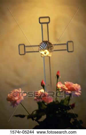 Picture - Close-up of a cross and flowers. Fotosearch