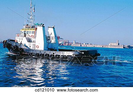 Stock Image - Tugboat in front of San Juan de Ulua fort. Veracruz. Mexico. Fotosearch