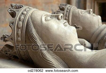 Stock Image - Pantheon with the tombs of King Duarte and Queen Leonor in the Unfinished Chapels, Monastery of Santa Maria da Vit? ria (aka Monastery of Batalha), Leiria. Portugal. Fotosearch