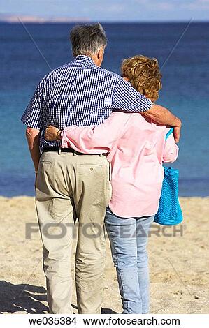 Picture - back view, bonding, bond, beach, affection. Fotosearch