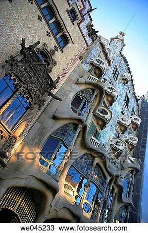 Batll? House by Antoni Gaud? (1904-1906), Barcelona. Catalonia, Spain View Large Photo Image Stock Image - Batll? House by Antoni Gaud? (1904-1906), Barcelona. Catalonia, Spain. Fotosearch