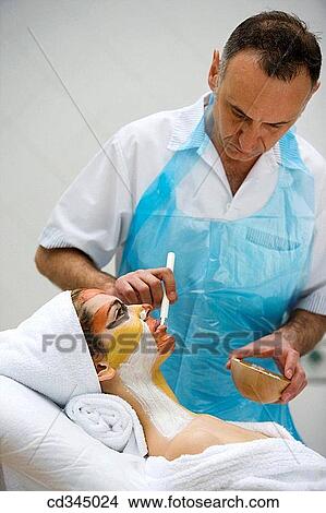 Picture - Body mud, La Phyto personalized treatment. 100% natural active principles: seaweeds, clays, oligo-elements, essential oils, plant extracts, cereals, etc. Cestona spa, Relais Termal Group, Gipuzkoa, Basque Country. Fotosearch