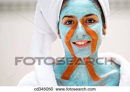Stock Image - Body mud, La Phyto personalized treatment. 100% natural active principles: seaweeds, clays, oligo-elements, essential oils, plant extracts, cereals, etc. Cestona spa, Relais Termal Group, Gipuzkoa, Basque Country. Fotosearch