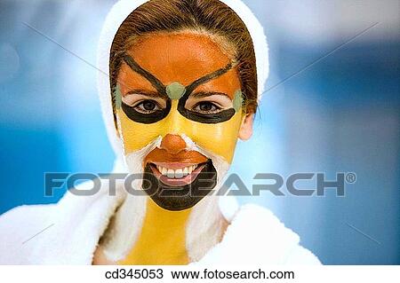 Stock Image - Body mud, La Phyto personalized treatment. 100% natural active principles: seaweeds, clays, oligo-elements, essential oils, plant extracts, cereals, etc. Cestona spa, Relais Termal Group, Gipuzkoa, Basque Country. Fotosearch
