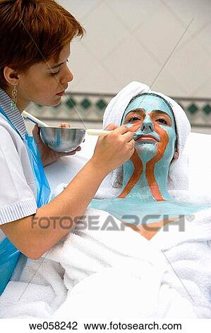 Stock Image - Body mud, La Phyto personalized treatment. 100% natural active principles: seaweeds, clays, oligo-elements, essential oils, plant extracts, cereals, etc. Cestona spa, Relais Termal Group, Gipuzkoa, Basque Country. Fotosearch