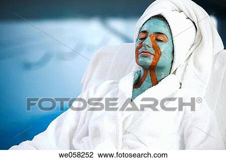 Stock Image - Body mud, La Phyto personalized treatment. 100% natural active principles: seaweeds, clays, oligo-elements, essential oils, plant extracts, cereals, etc. Cestona spa, Relais Termal Group, Gipuzkoa, Basque Country. Fotosearch