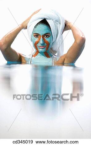 Stock Photo - Body mud, La Phyto personalized treatment. 100% natural active principles: seaweeds, clays, oligo-elements, essential oils, plant extracts, cereals, etc. Cestona spa, Relais Termal Group, Gipuzkoa, Basque Country. Fotosearch