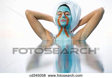 Stock Photo - Body mud, La Phyto personalized treatment. 100% natural active principles: seaweeds, clays, oligo-elements, essential oils, plant extracts, cereals, etc. Cestona spa, Relais Termal Group, Gipuzkoa, Basque Country. Fotosearch